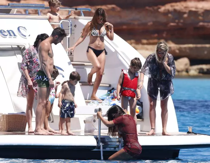 Leo Messi, Luis Suarez și Cesc Fabregas împreună cu iubitele și copiii