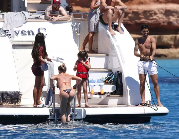 Leo Messi, Luis Suarez și Cesc Fabregas împreună cu iubitele și copiii