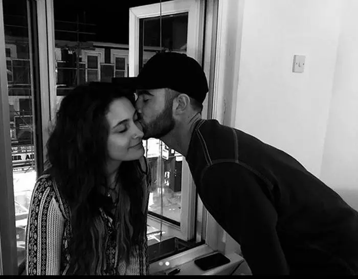 Paris Jackson și-a vopsit părul șaten-închis, devenind aproape de nerecunoscut.