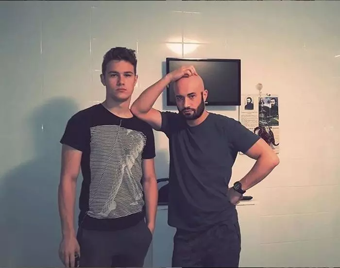 Andrei și-a depășit fratele în înălțime.