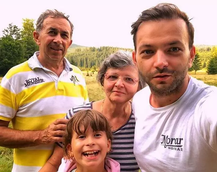 Mihai Morar cu părinții săi și una din fetițe