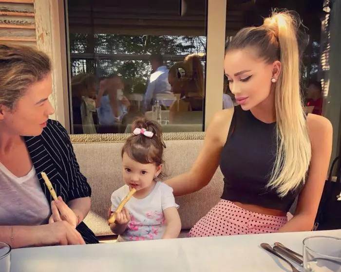 Bianca Drăgușanu, fetița ei și mama ei