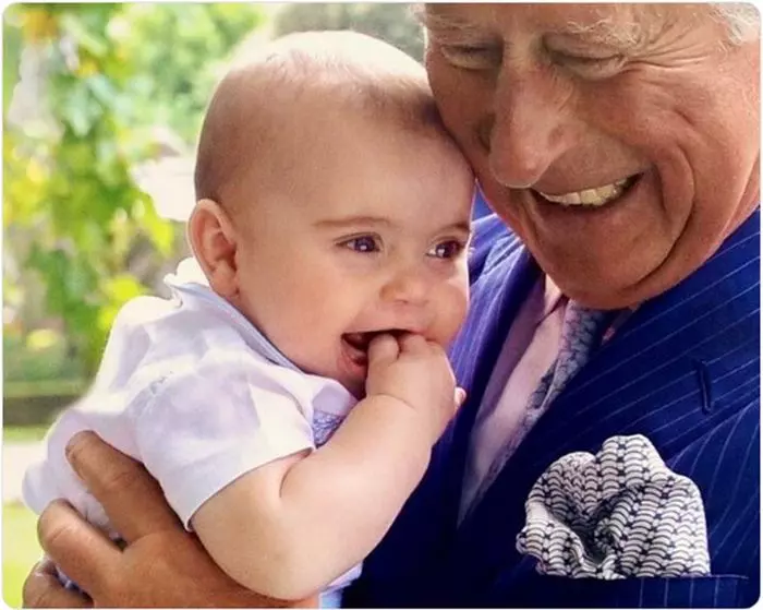 Bunicul și cel mai mic dintre nepoți.