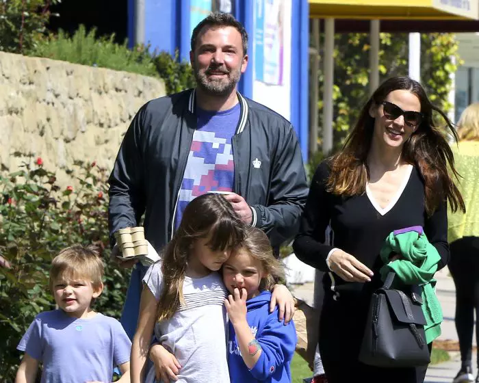 Ben, Jennifer și cei trei copii ai lor merg împreună la biserică (26 martie 2017).