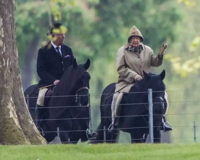 Regina Elisabeta participă la evenimente mondene