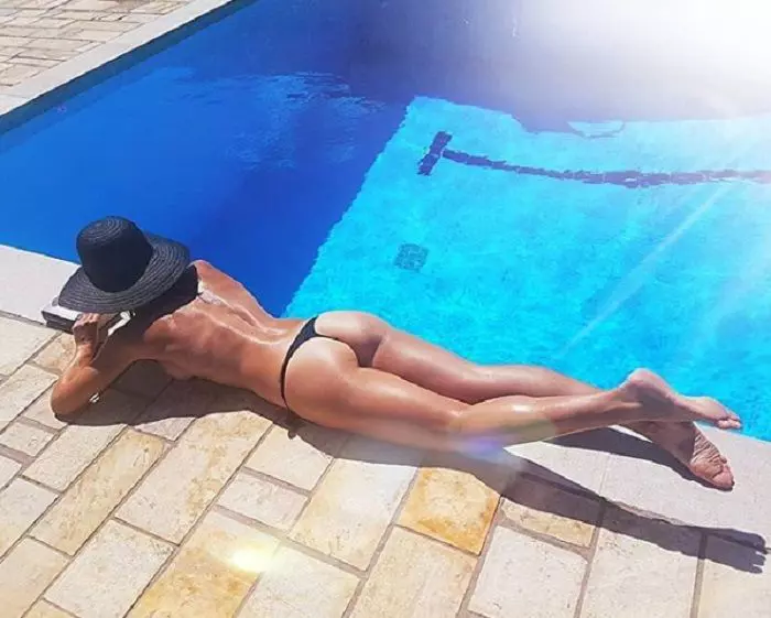 Primele imagini cu Carmen Brumă topless