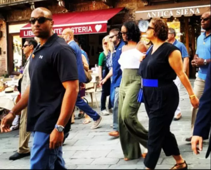 Bluza cu umeri dezgoliți e o alegere îndrăzneață pentru Michelle.