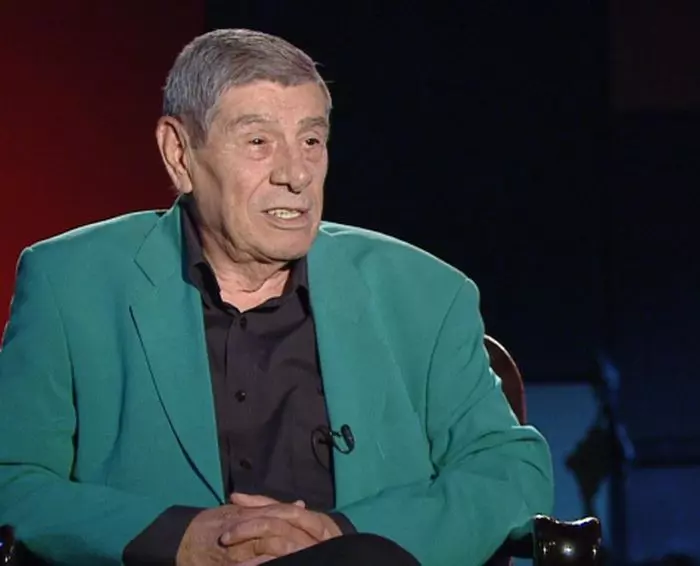 Mitică Popescu are 82 de ani