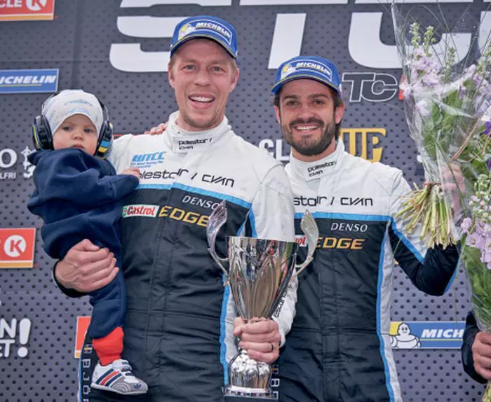 mai 2017 – Prințul Carl Philip (dreapta), alături de coechipierul lui, Thed Björk, pe podiumul de la Ring Knutstorp, în postura de câștigători ai Swedish GT. Prințul a pilotat mașina cu numărul 13, un Volvo S60.