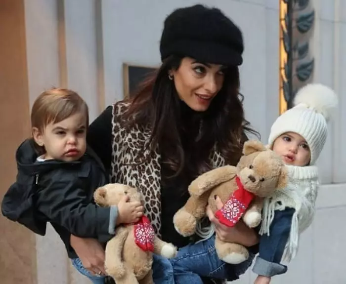 Amal, alături de gemenii ei și ai lui George - Ella și Alexander.