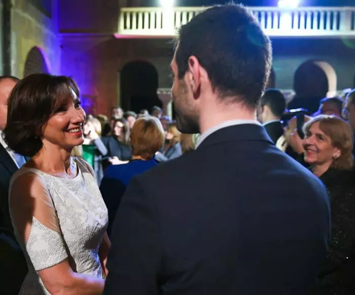 Carmen Iohannis poarta o creatie Andreea Tincu