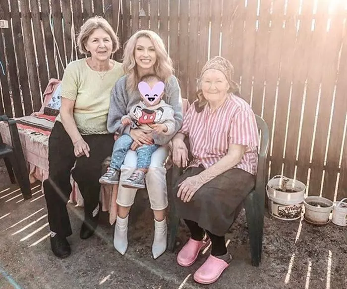 Andreea Bălan și-a dus fetița în vizită la bunica sa, în vârstă de 84 de ani