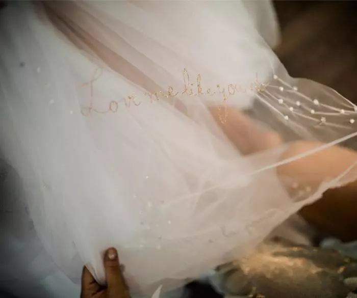 Mesajele de pe rochia de mireasă a Andreei Bălan