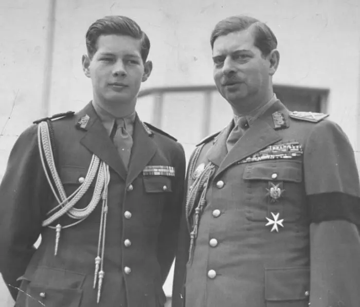 1938 – Prințul moștenitor Mihai alături de tatăl lui, Regele Carol al II-lea