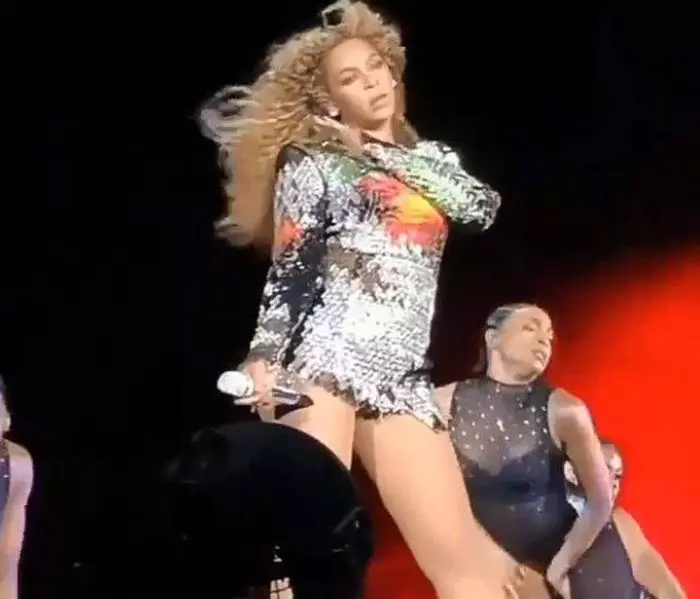 Secvență din concert. Abdomenul lui Beyoncé e destul de proeminent.