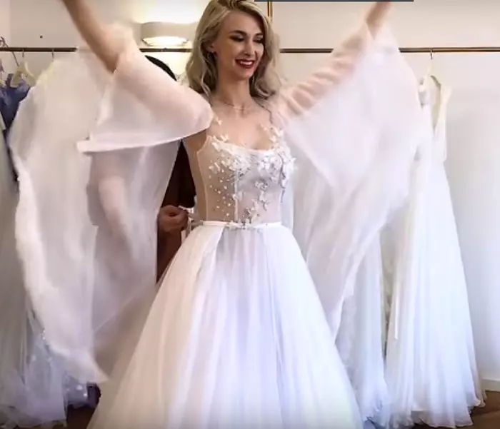 Andreea Balan probează rochii de mireasă