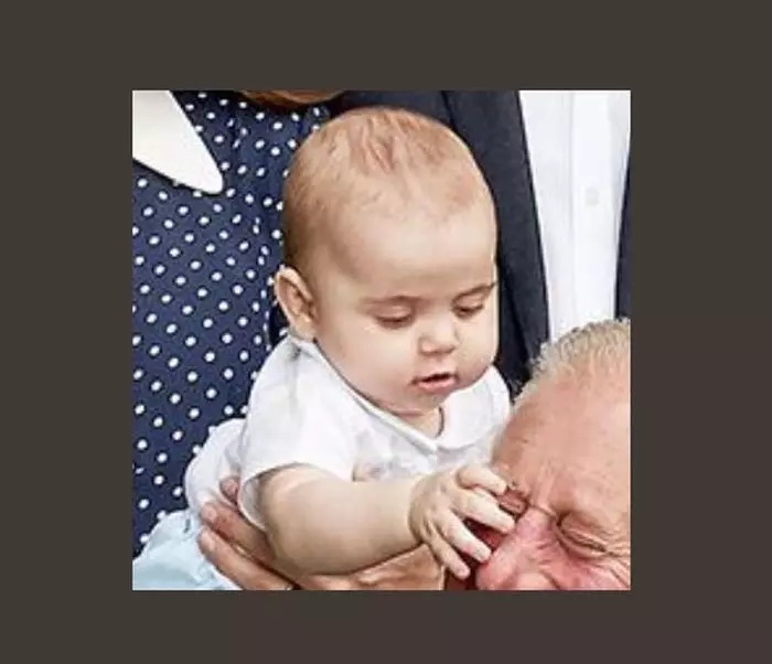 Prințul Charles și cel mai mic dintre nepoții săi, Prințul Louis.