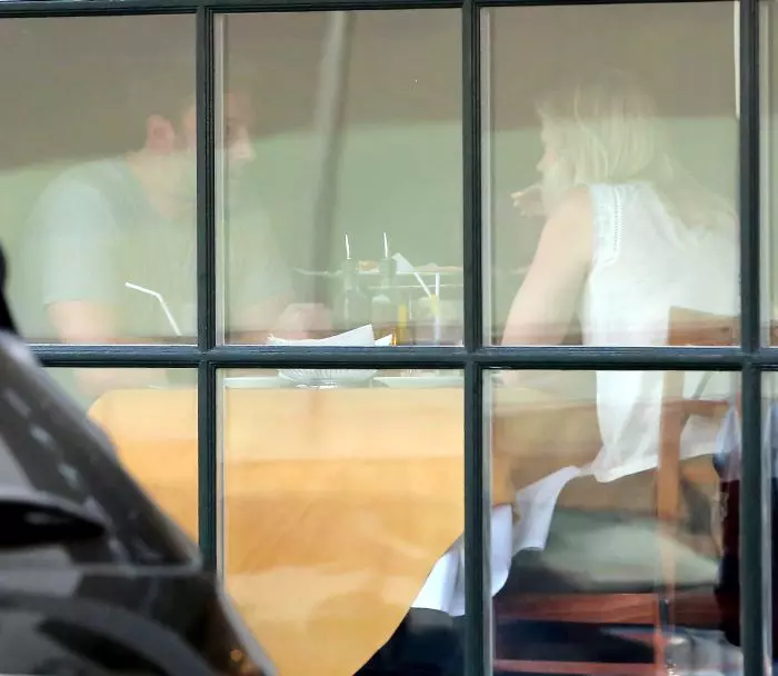 Ben și Lindsay, surprinși de paparazzi.