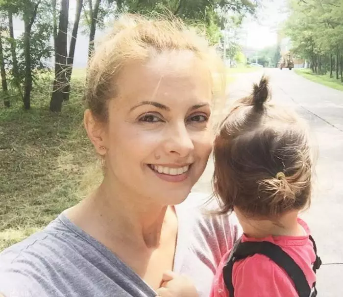 Fotografia postată de Simona Gherghe la împlinirea celor 41 de ani. Aici, alături de fetița sa, Ana Georgia