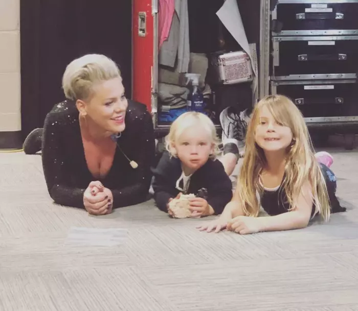 Pink a dezvăluit că a fost infectată cu coronavirus în urmă cu două săptămâni. Atât artista, cât și fiul său, Jameson, în vârstă de doar 3 ani, au ieșit pozitiv la testul Covid-19.