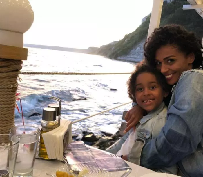 Majda Aboulumosha şi fetiţa ei