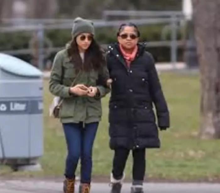 Meghan Markle şi mama ei, pe vremea când viața actriței nu devenise subiect de presă...