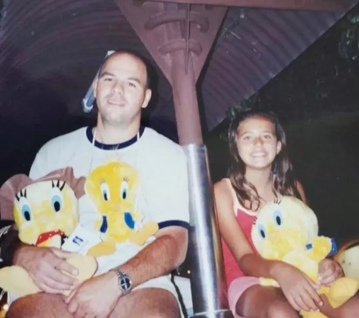 Antonia alături de tatăl ei, Mihai Iacobescu.