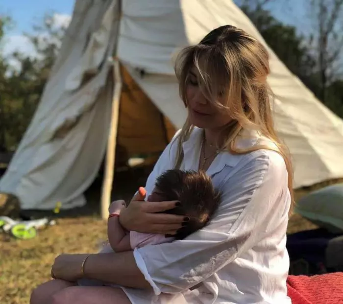 Laura Cosoi și fetița ei