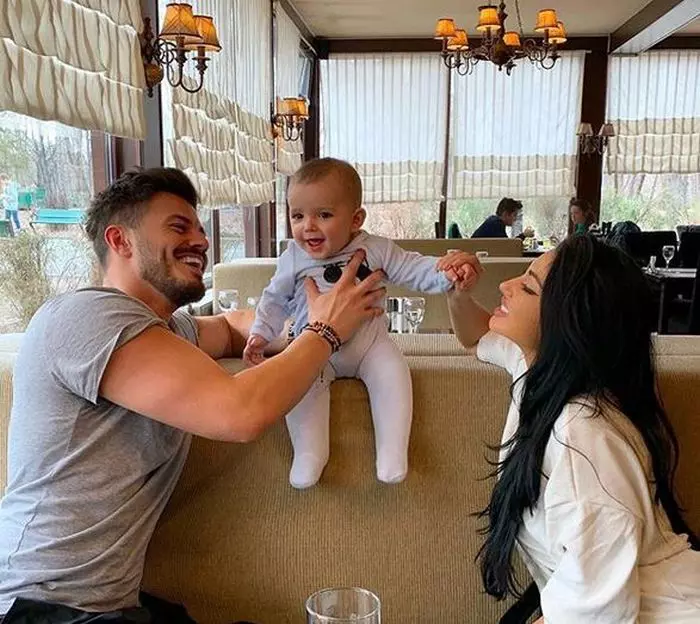 Elena, Dragoș și fiul lor de aproape un an