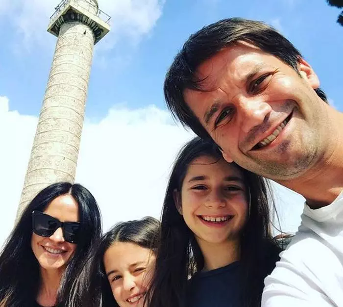 Adelina și Cristi Chivu, alături de fiicele lor, Natalia și Anastasia