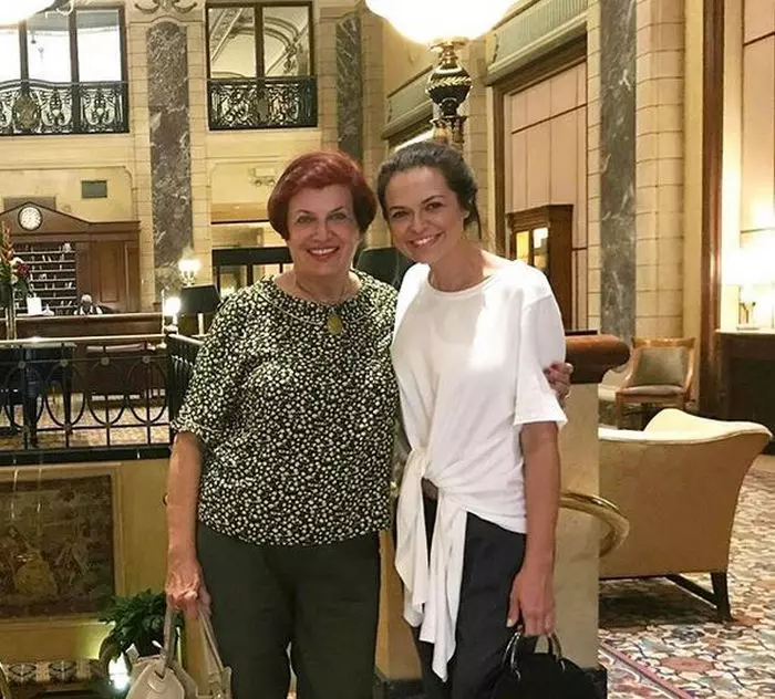 Raluca Lăzăruț și mama sa, care o vizitează frecvent la Chicago, acolo unde bruneta este stabilită de patru ani