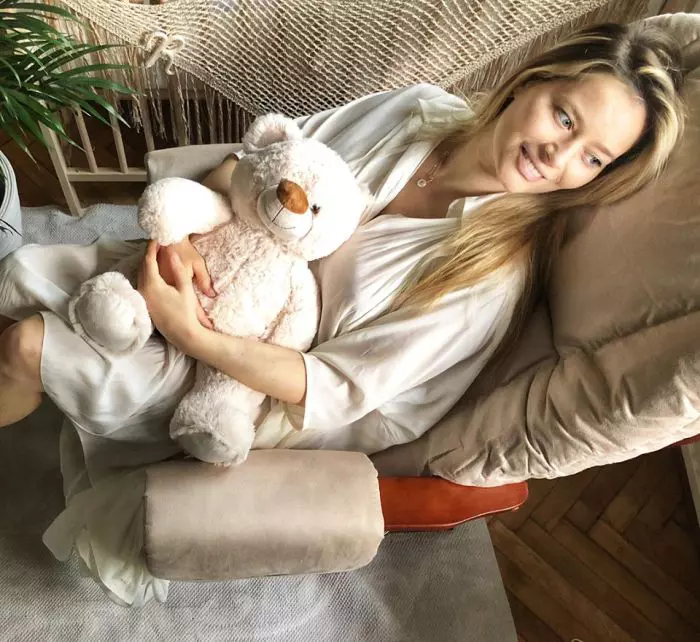 Cum o alinta Laura Cosoi pe fiica sa