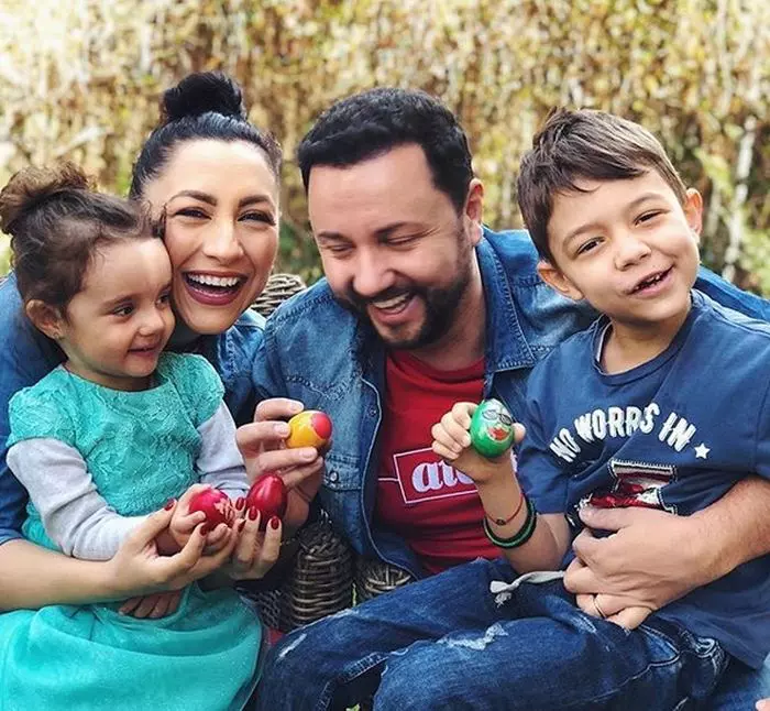 Andra și Cătălin Măruță s-au distrat ciocind ouă cu copiii lor, David și Eva