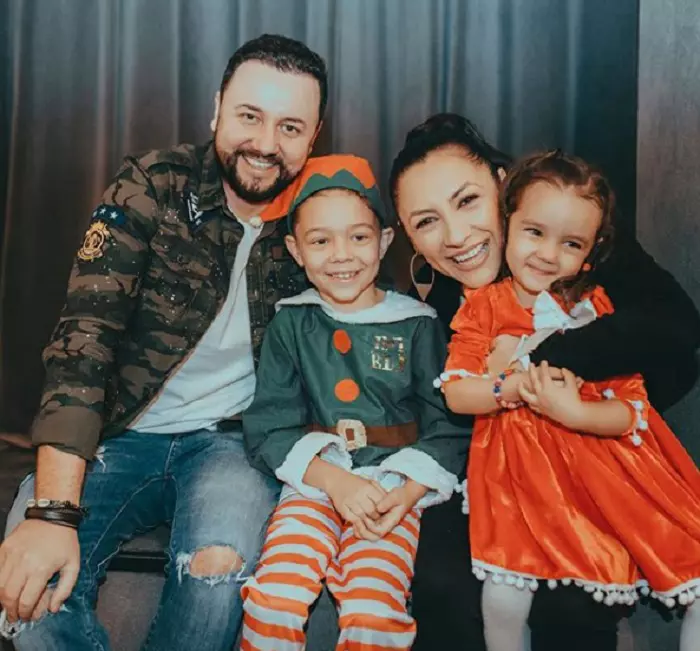 Andra plânge de fiecare dată când îşi strânge în braţe copiii