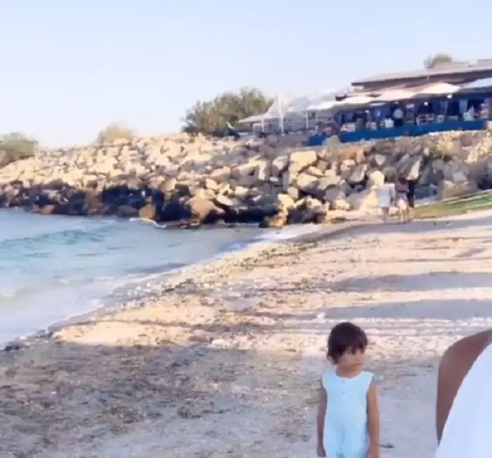 Claudia Patrascanu si copiii la mare 1