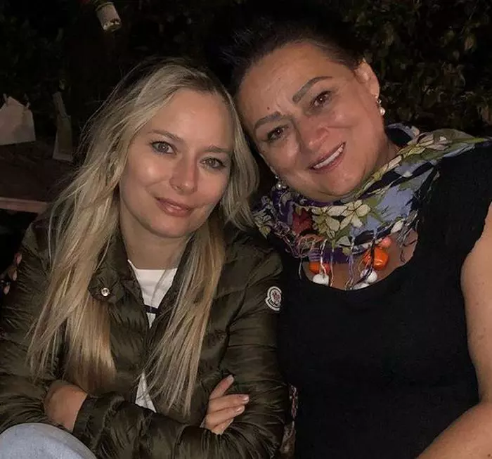 Laura Cosoi și mama ei