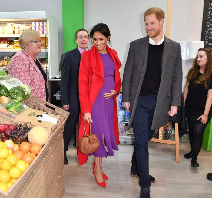 Meghan Markle, cu mâna pe burtică