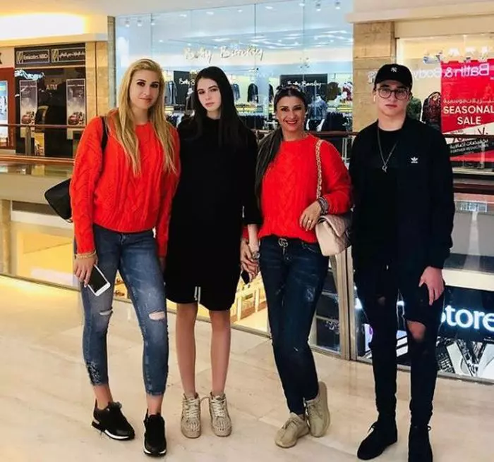 Sarah, Rebecca, Anamaria Prodan, Luca