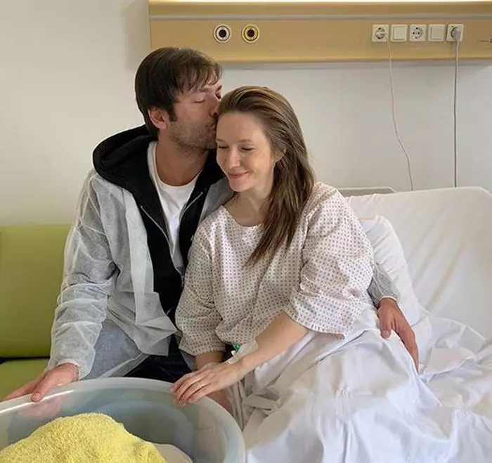 Adela Popescu și Radu Vâlcan în ziua în care Adela a născut al doilea copil al cuplului