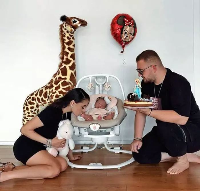 Karmen și Bogdan alături de fetița lor