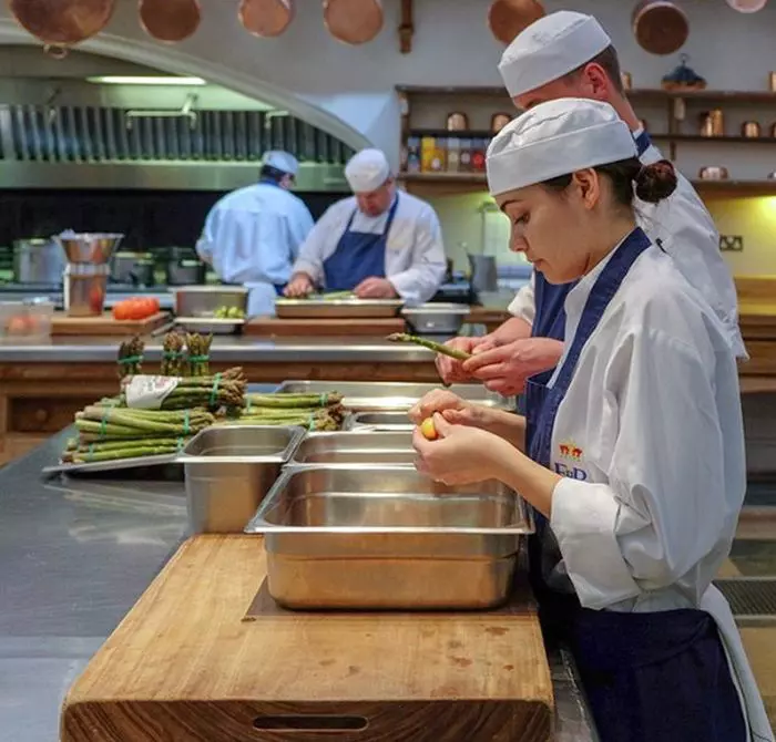 Meniul de nunta se pregateste in bucataria Castelului Windsor1