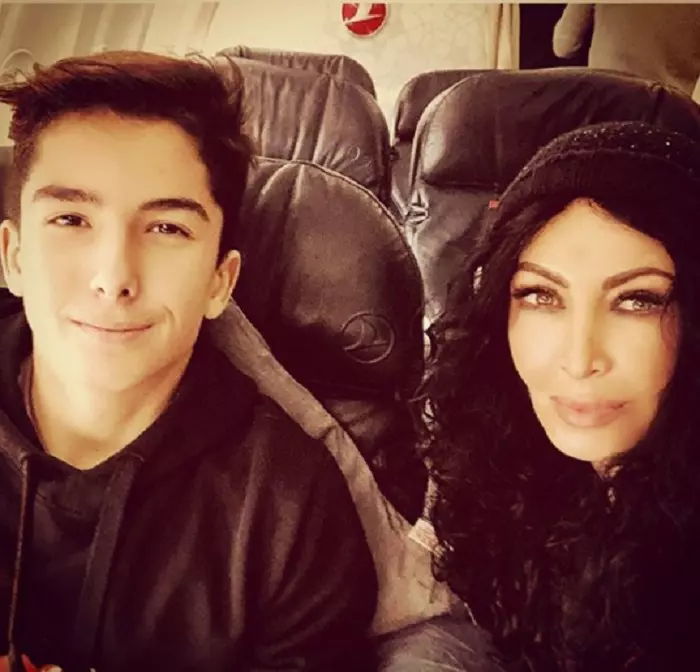 Mihaela Radulescu si fiul sau de Craciun