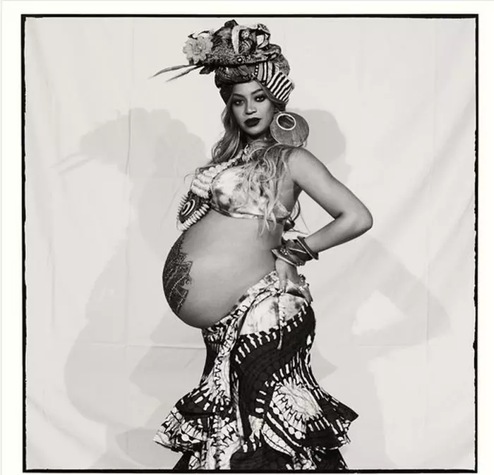 Beyoncé în ultima lună de sarcină, la baby shower-ul dat pentru gemeni.