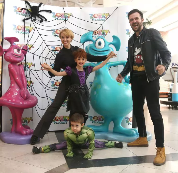 Oana Ioniță cu sotul și cei doi copii