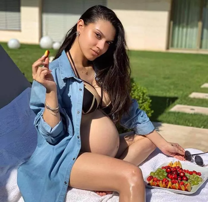 Karmen este însărcinată pentru prima oară