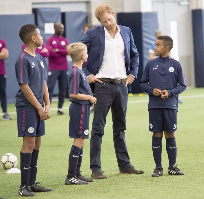 Harry, la clubul de fotbal Manchester City, alături de viitoarele speranțe.