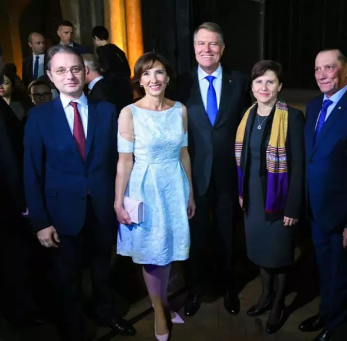 Carmen Iohannis a uimit cu apariţia sa, in Franta