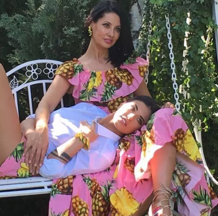 Antonia, alături de mama ei, Denise Iacobescu.