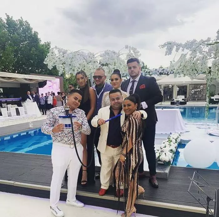 Karmen alături de familie, în ziua nunții sale.