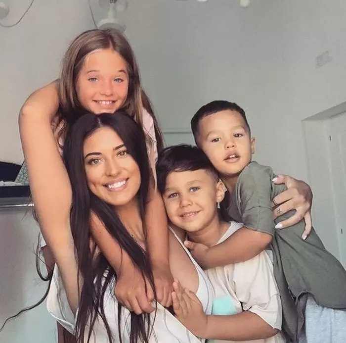 Antonia alături de toți cei trei copii